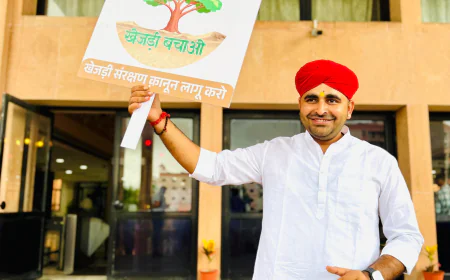 विधानसभा में पारंपरिक वेशभूषा में पहुंचे MLA रविंद्रसिंह भाटी, हाथ में थी “खेजड़ी बचाओ” की तख्ती