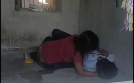 Live-In-Relationship में रह रहे युवक ने किया सुसाइड, प्रेमी के शव से लिपट फूट -फुटकर रोने लगी प्रेमिका