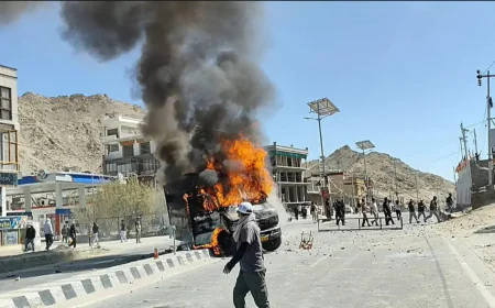 भीड़ ने जलाया भाजपा कार्यालय, हड़ताल से भड़की हिंसा सरकार बोली -सोनम वांगचुक जिम्मेदार