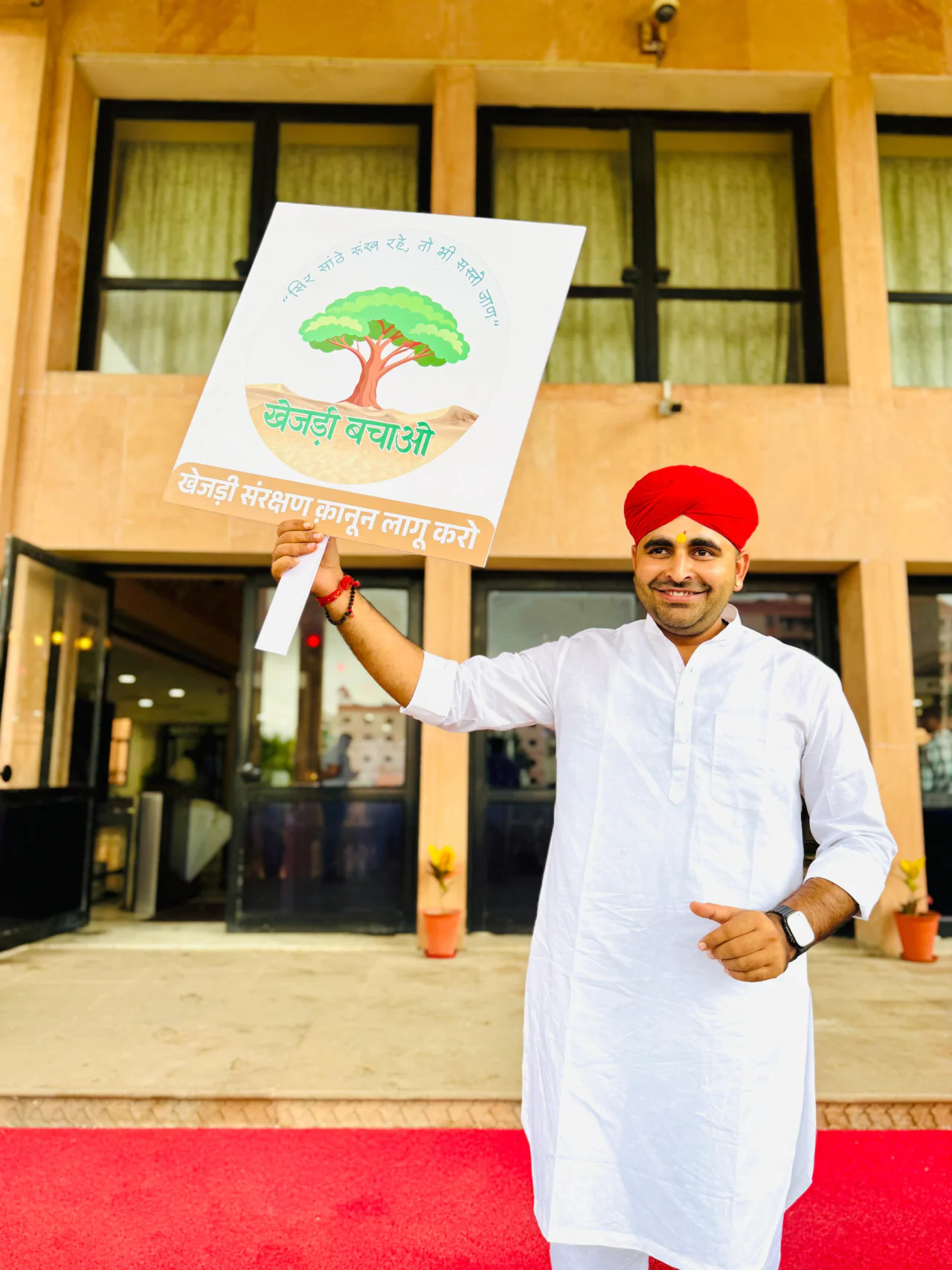 विधानसभा में पारंपरिक वेशभूषा में पहुंचे MLA रविंद्रसिंह भाटी, हाथ में थी “खेजड़ी बचाओ” की तख्ती