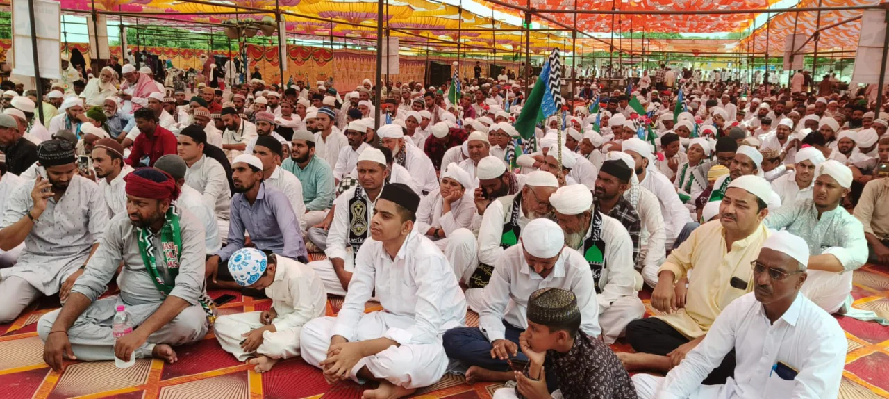 जुलूस-ए-मोहम्मदी में उमड़े हजारों मोमीन, पुष्प वर्षा के बीच दिया गंगा-जमुनी तहजीब का संदेश