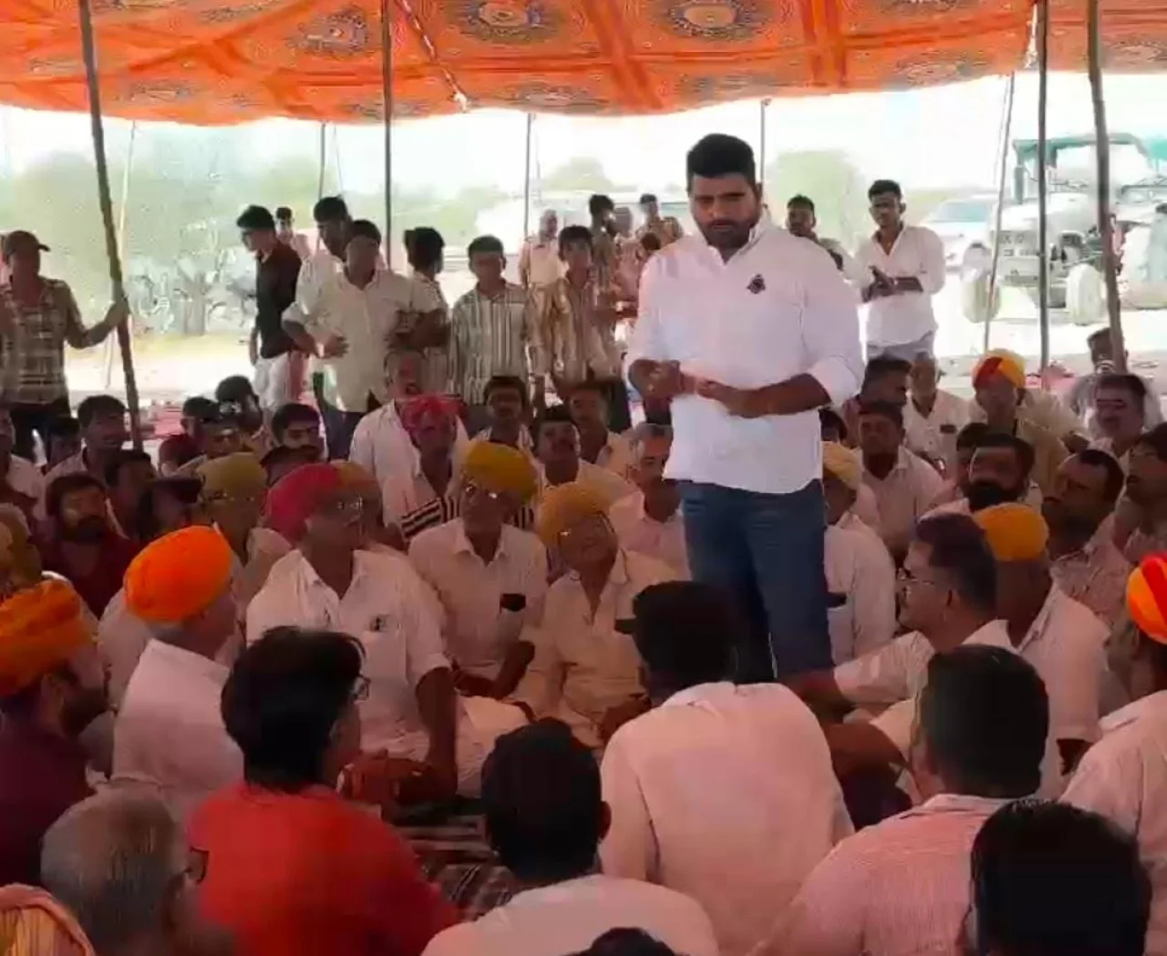 शिव विधायक रविंद्र सिंह भाटी ने जैसलमेर MLA से कहा—"इन्हें टाइट करो, जूता ठोको इयोंरे"