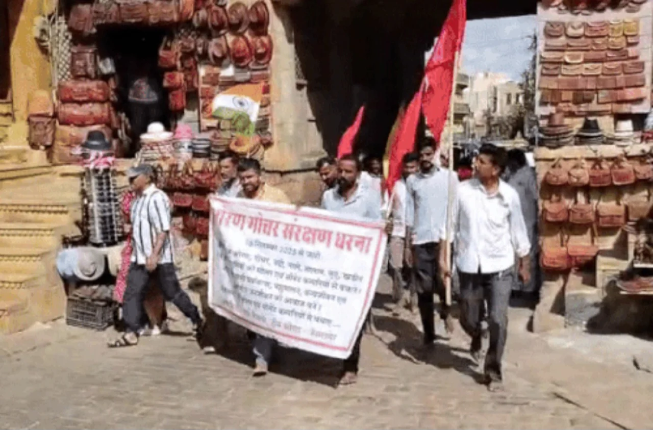ओरण-गोचर को बचाने के लिए पर्यावरण प्रेमियों की अनोखी पहल,भगवान को ज्ञापन देने पहुंचे पर्यावरण प्रेमी