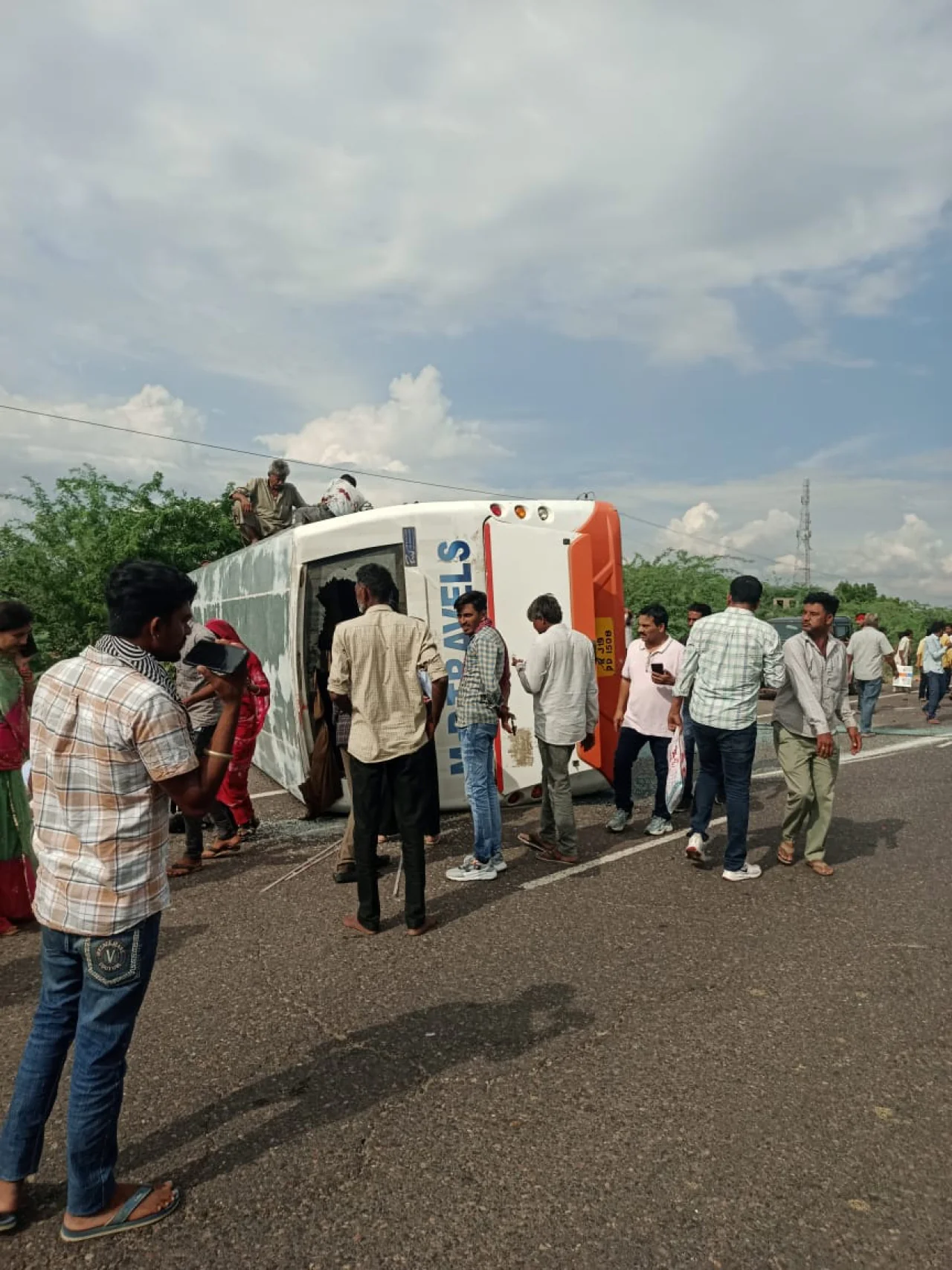 अनियंत्रित बस ने ली तीन जिंदगियां: बालोतरा के बागुंडी में कार-बस टक्कर से सड़क पर मौत का तांडव,