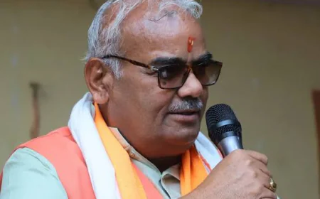 शिविर में खाली कुर्सियां देख भड़के मंत्री, लगाई फटकार