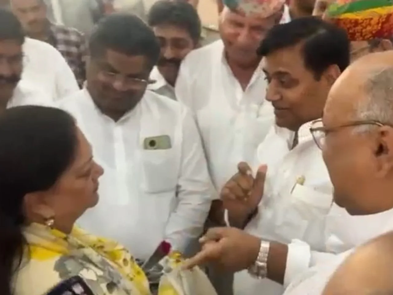 बीकानेर के नाल एयरपोर्ट पर वसुंधरा राजे और गोविंद सिंह डोटासरा की अनोखी मुलाकात