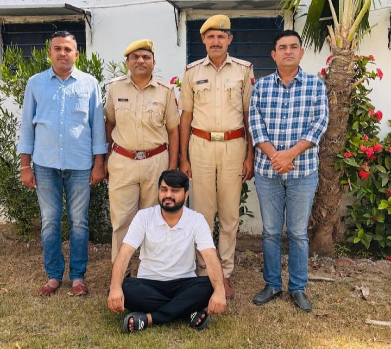 बाड़मेर में डीएसटी और सदर पुलिस की कार्रवाई, ₹10 हजार के इनामी तस्कर को किया गिरफ्तार