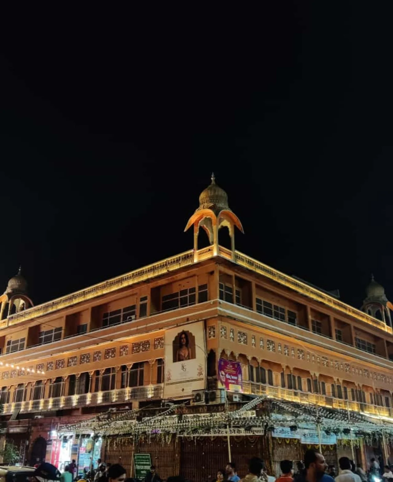 दीवाली पर चारदीवारी जयपुर में सजे पटाखों के बाजार, पर सुरक्षा अब भी नदारद।