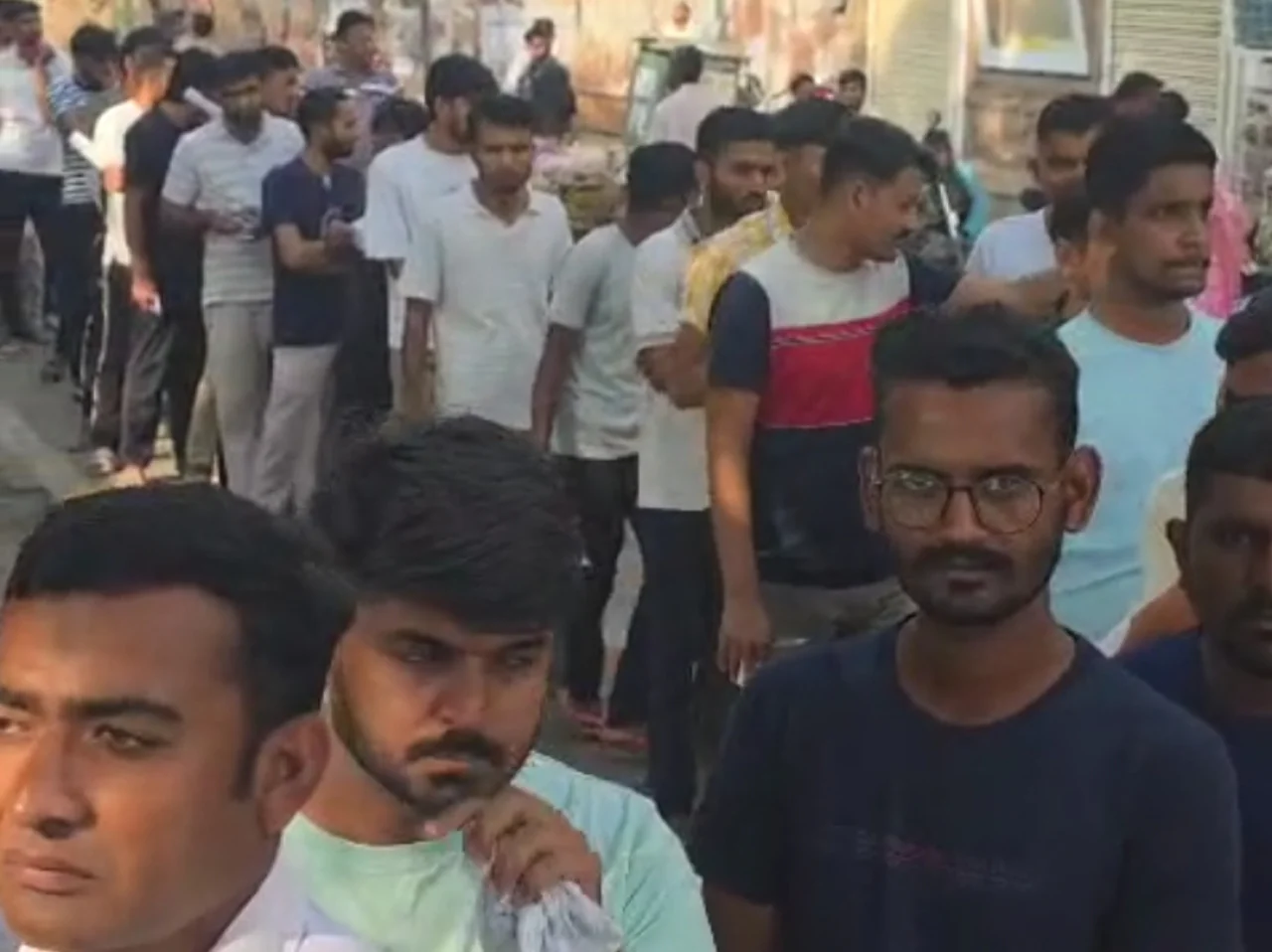 बाड़मेर में VDO परीक्षा के दौरान कड़ी सुरक्षा: चैन लगी टी-शर्ट में आई गर्ल्स को रोका, थ्री लेयर चैकिंग से एंट्री