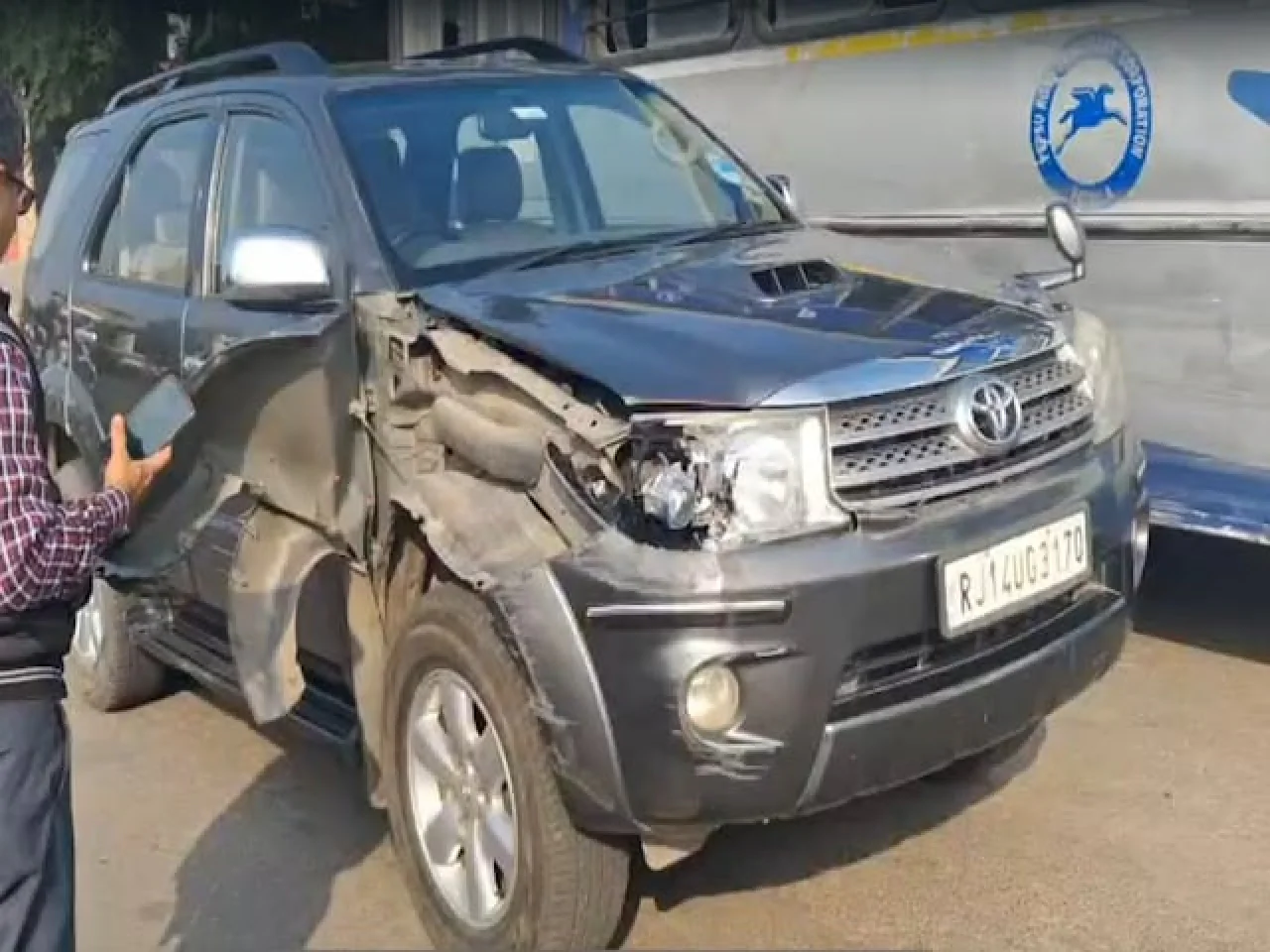 जयपुर में बड़ा हादसा टला: पूर्व IAS अशोक संपतराम और परिवार बाल-बाल बचे, बस ने कार को मारी टक्कर