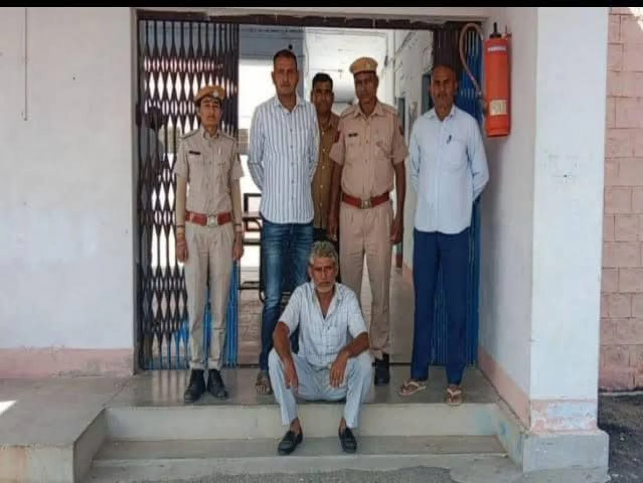 बाड़मेर में 2 माह से फरार अफीम सप्लायर गिरफ्तार, पुलिस को देख रेतीले धोरों में भागा