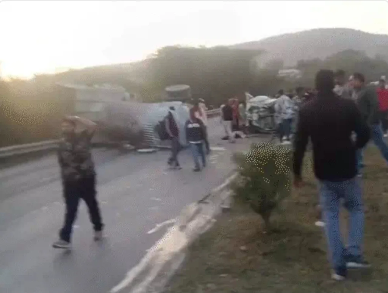 दिल्ली-मुंबई एक्सप्रेसवे पर दर्दनाक हादसा: पिकअप में आग लगने से तीन लोग जिंदा जले, ड्राइवर गंभीर रूप से घायल