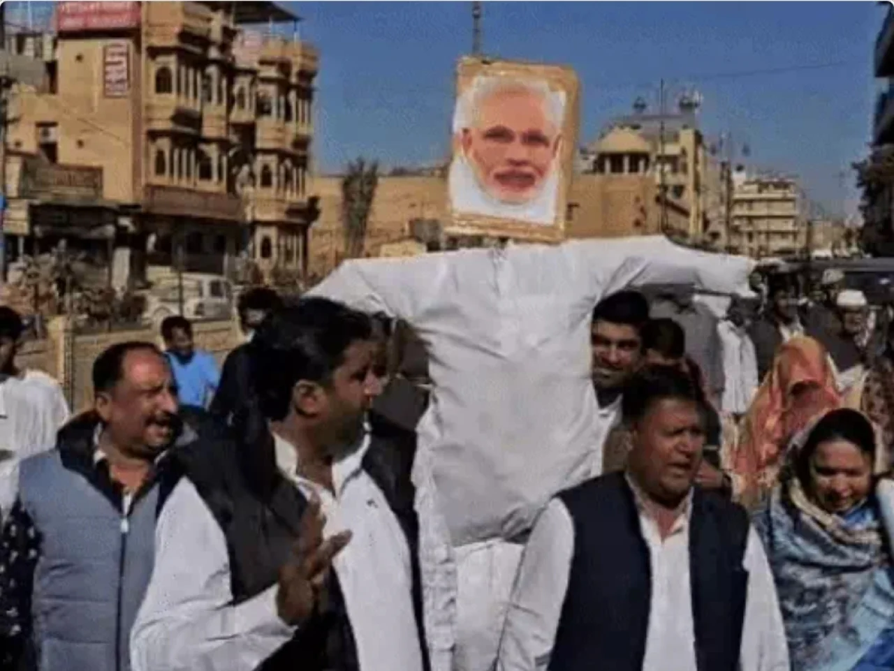 जैसलमेर में कांग्रेस का उग्र प्रदर्शन: पूर्व मंत्री और DSP के बीच तीखी बहस, मोदी का पुतला फूंका, ED के दुरुपयोग का आरोप