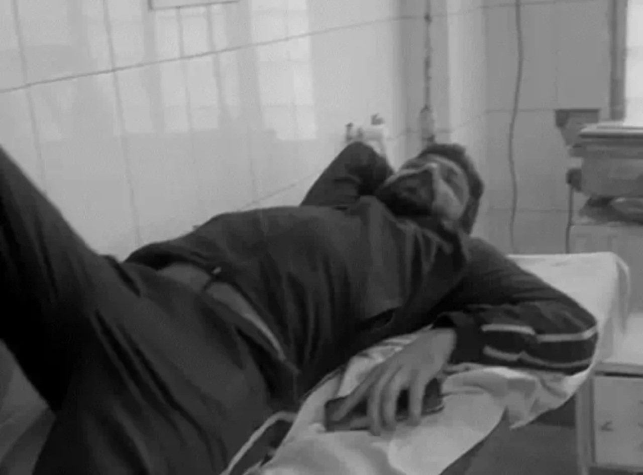 पूर्व मंत्री के बेटे और उसके साथियों ने कांग्रेस नेता को लाठी - डंडों से पीटा, नाक, मुंह और पैर में आई चोटें