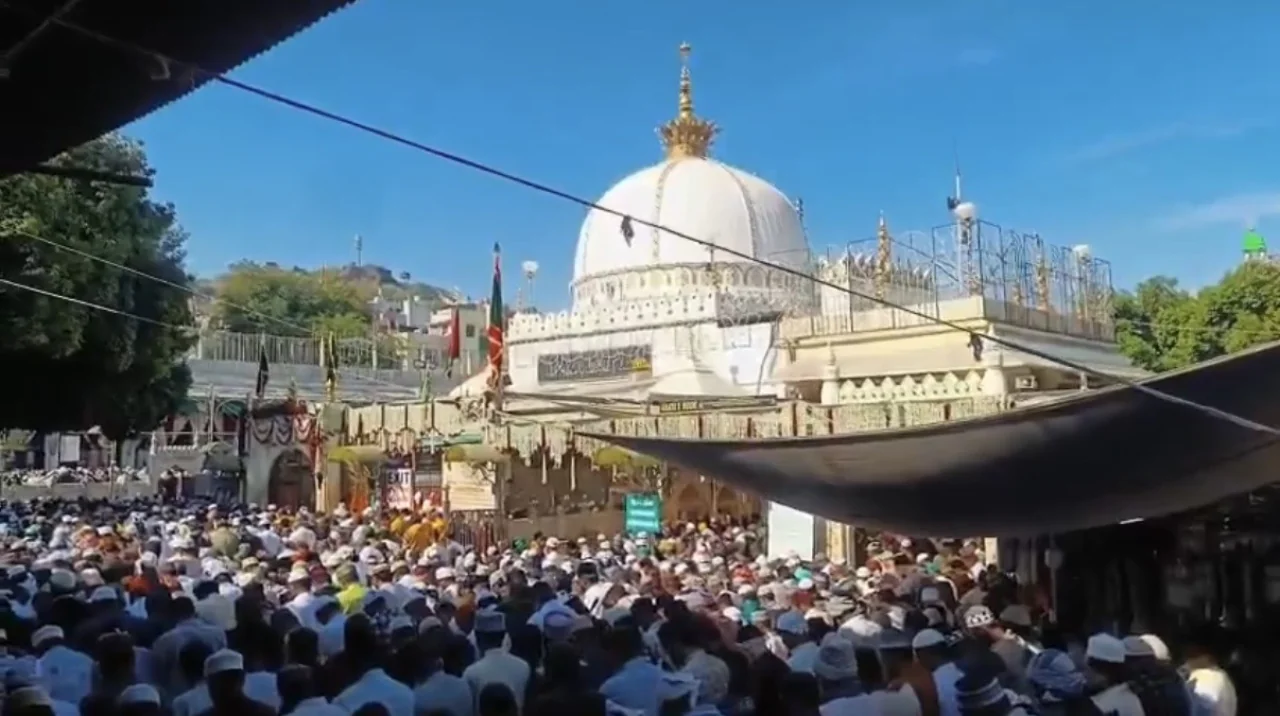 अजमेर शरीफ उर्स: जुम्मे की नमाज के बाद भीड़, अंतरराष्ट्रीय बाजार में मची भगदड़