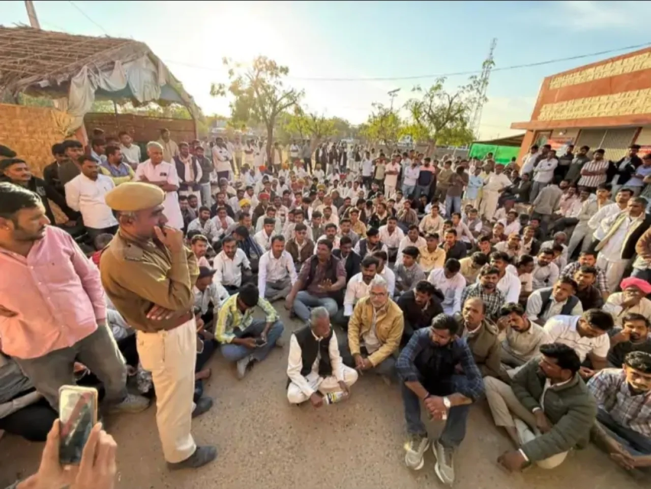 ग्रामीणों से बदसलूकी का मामला: गाली-गलौज और धमकी देने वाले ठेकेदार पर FIR दर्ज