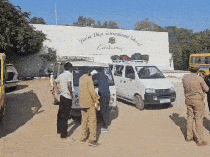 स्कूल बसों में ओवरलोड बच्चे देख भड़कीं बाड़मेर सेक्रेटरी: ‘जानवरों से भी बुरा हाल’, 18 बाल वाहिनियां सीज़