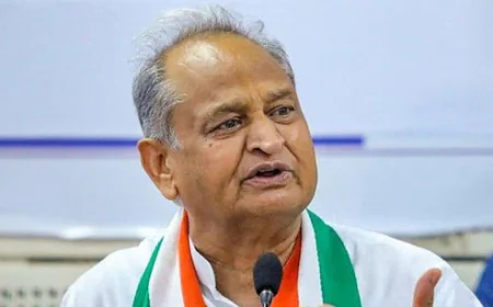 अशोक गहलोत का तीखा हमला: बाड़मेर-बालोतरा सीमा फेरबदल को बताया 'तुगलकी फरमान', भाजपा पर सियासी रोटियां सेंकने का आरोप!