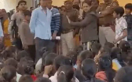 नारे लगाने पर छात्र पर भड़कीं SDM: “नेता मत बनो”, टीचर ट्रांसफर के विरोध में धरने पर बेहोश हुईं छात्राएं