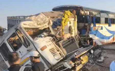 जोधपुर-जैसलमेर हाईवे पर भीषण हादसा रामदेवरा दर्शन के बाद लौट रही बस से टकराया ट्रेलर, 4 की मौत, 16 से अधिक घायल