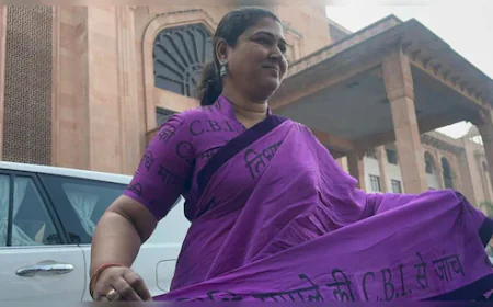 CBI जांच की मांग: विधायक निधि विवाद में साड़ी पर संदेश लिखकर विधानसभा पहुंचीं ऋतु बनावत