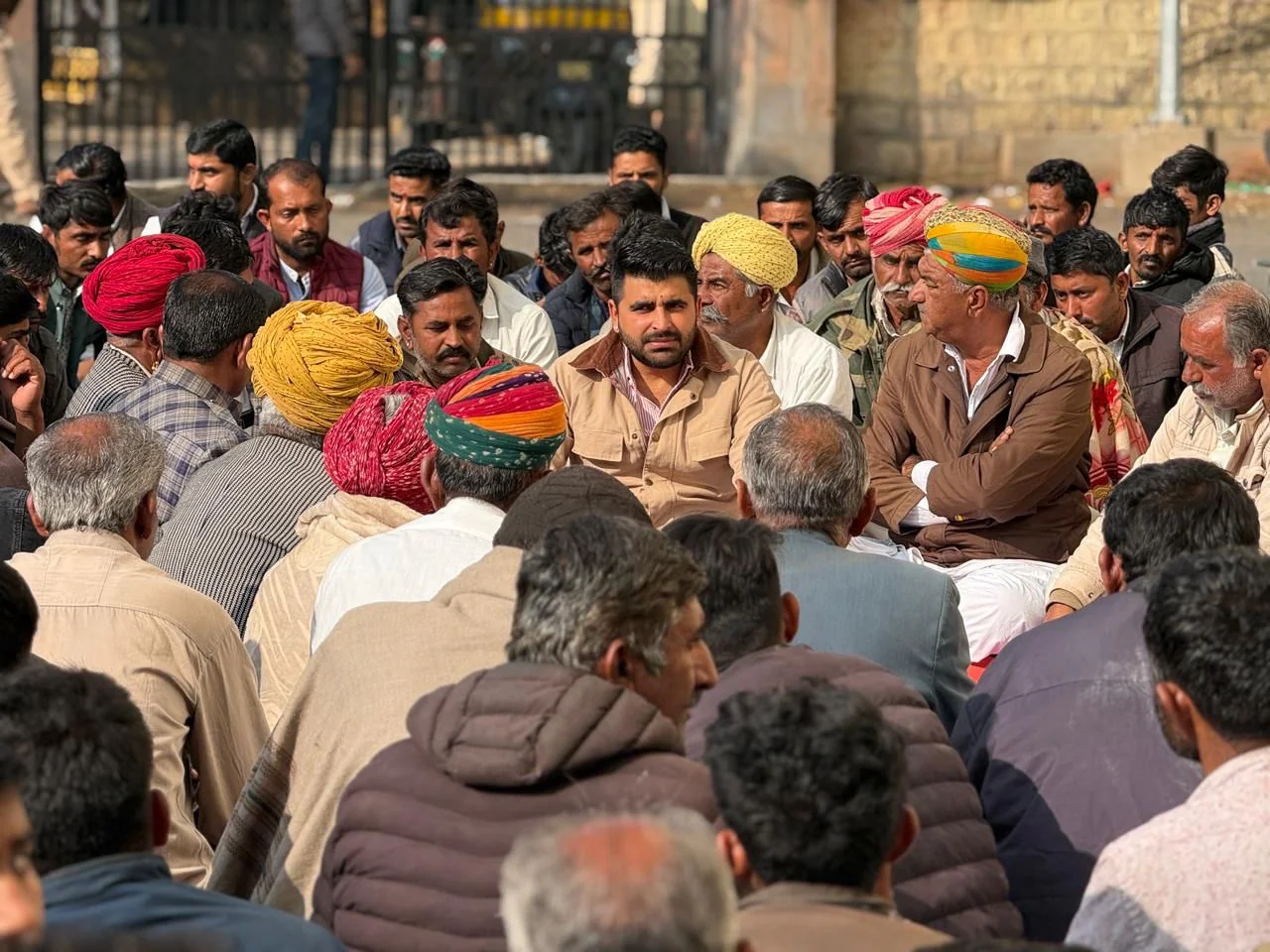 बाड़मेर में दर्दनाक सड़क हादसा, युवक की मौत के बाद मॉर्च्यूरी पर धरना, वार्ता से समाधान