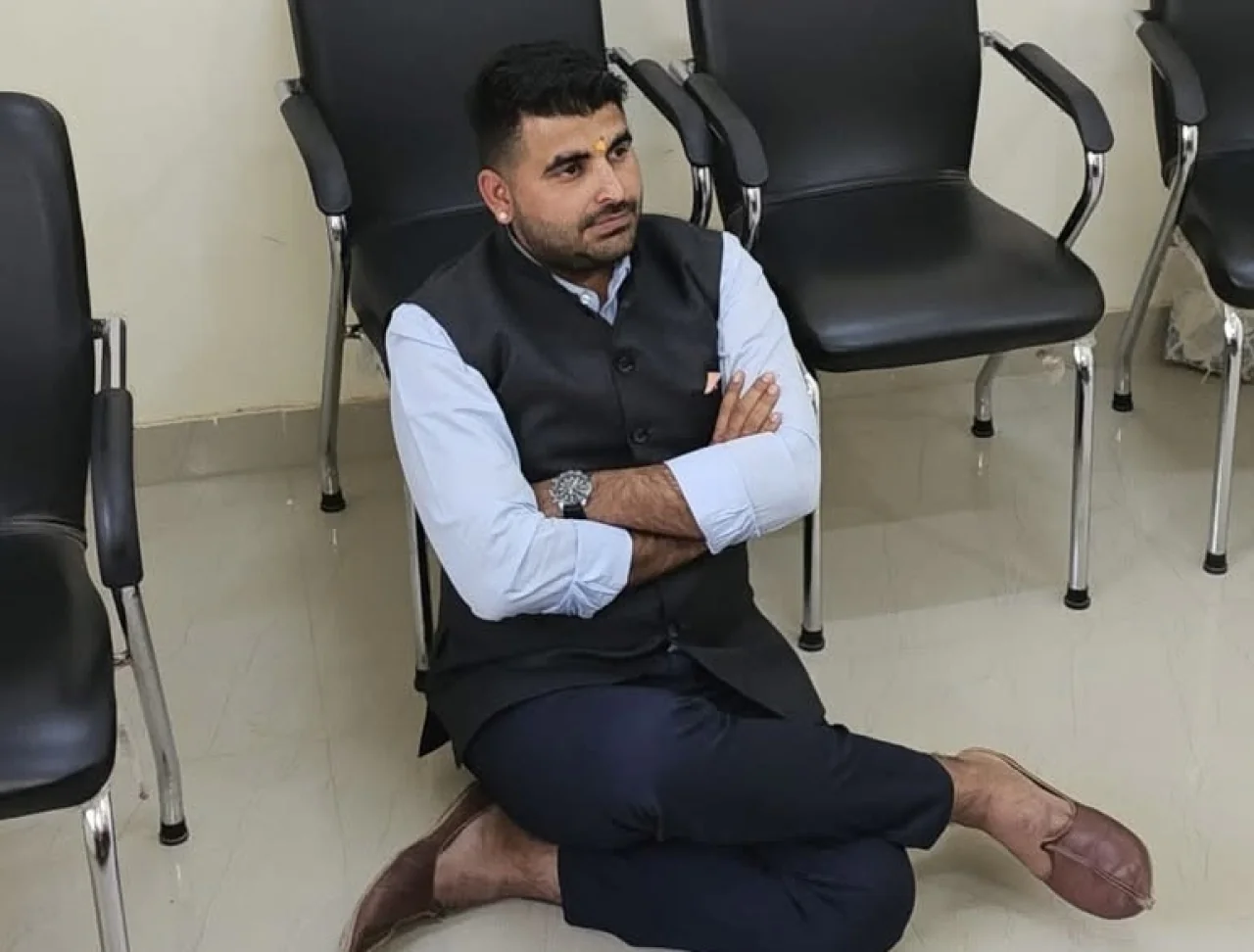 जल संकट पर फूटा जनआक्रोश, PHED दफ्तर में धरने पर बैठे विधायक रविंद्र सिंह भाटी