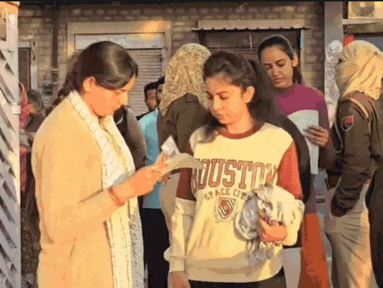 बाड़मेर में रीट मेन्स लेवल-2 परीक्षा शुरू: कड़ी सुरक्षा के बीच हजारों अभ्यर्थी पहुंचे केंद्रों पर, धागा-मेटल पर सख्ती!