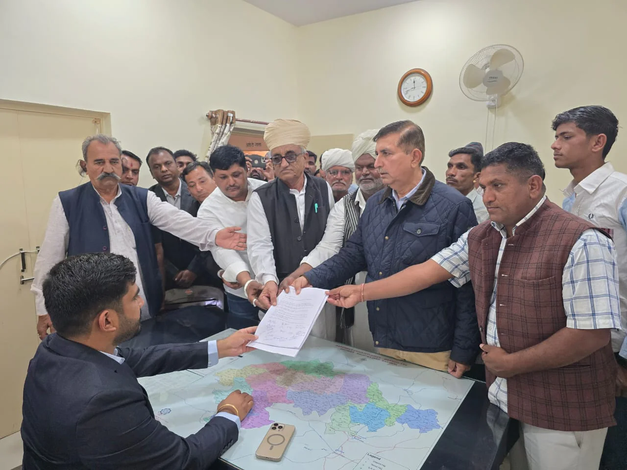 मतदाता सूची में बड़े पैमाने पर नाम कटवाने का खेल? बायतु में विधायक हरीश चौधरी ने उठाया बड़ा हल्ला