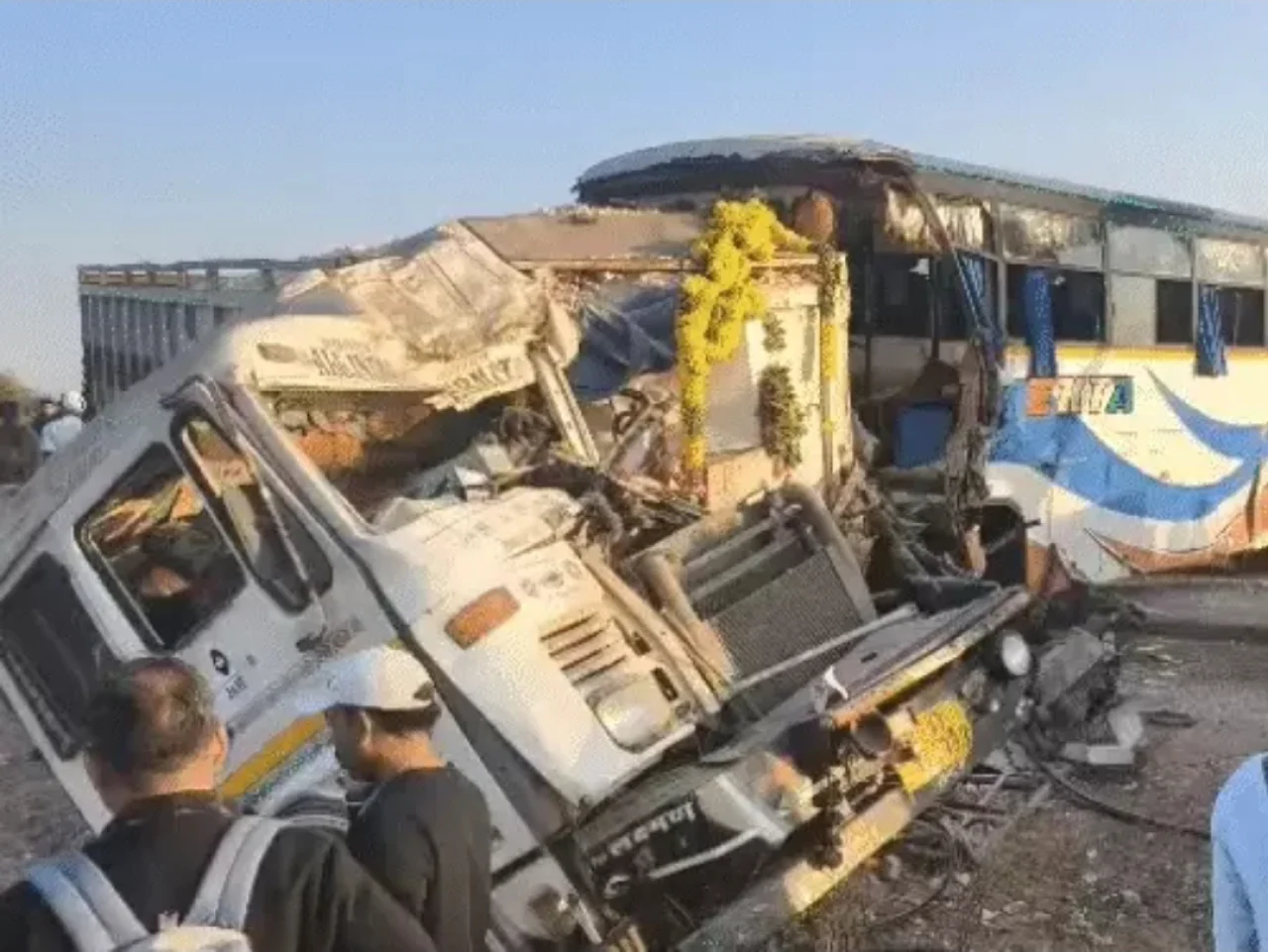 जोधपुर-जैसलमेर हाईवे पर भीषण हादसा रामदेवरा दर्शन के बाद लौट रही बस से टकराया ट्रेलर, 4 की मौत, 16 से अधिक घायल