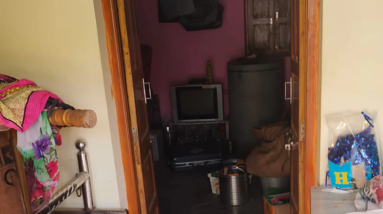 बॉर्डर के करीब चोरों का दुस्साहस: गार्ड दंपती को कमरे में कैद कर 50 लाख के जेवरात लूट ले गए, रेत के टीलों पर मिले पैरों के निशान