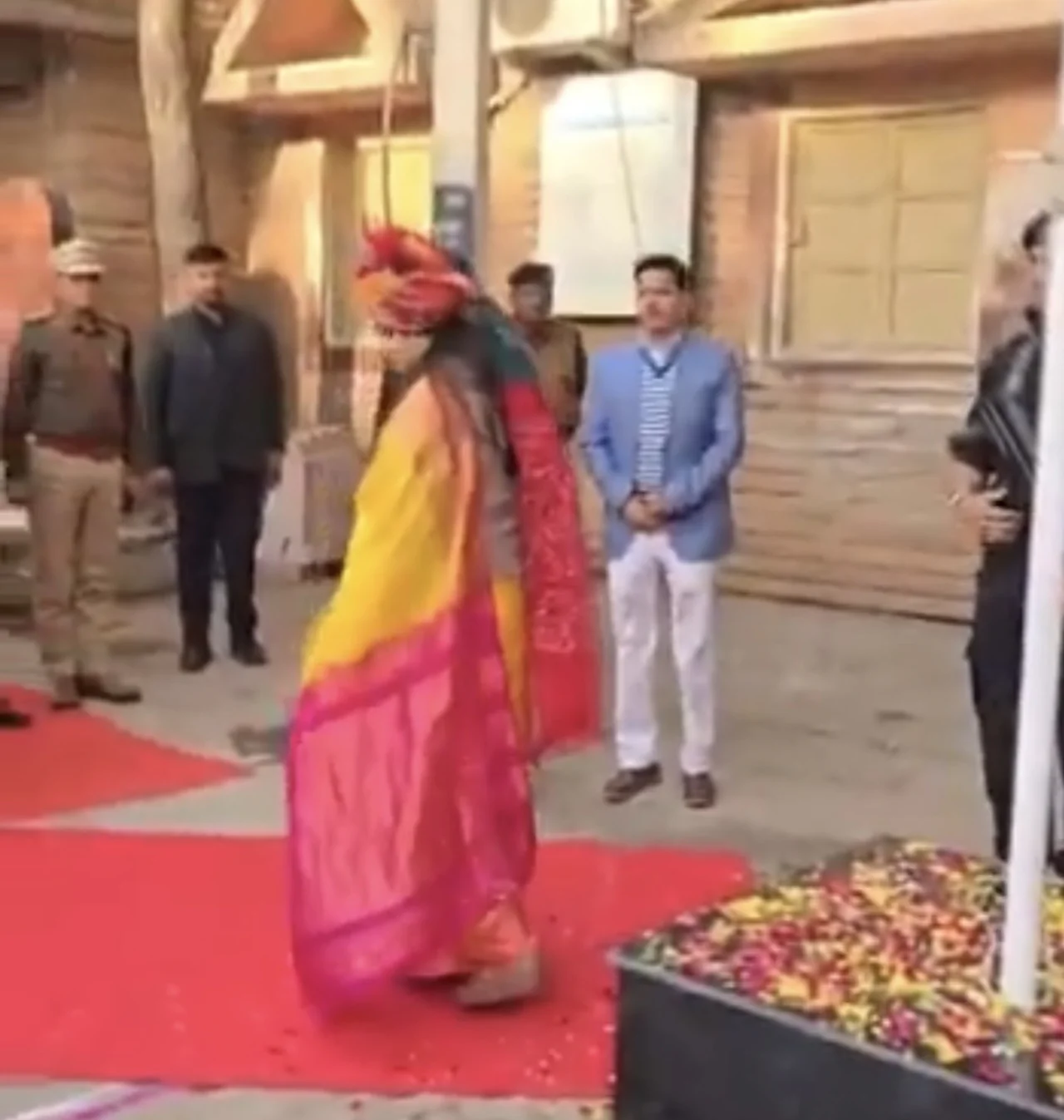 बाड़मेर गणतंत्र दिवस: मंत्री के.के. विश्नोई ने फहराया तिरंगा, कलेक्टर टीना डाबी की 'मानवीय चूक' हुई वायरल