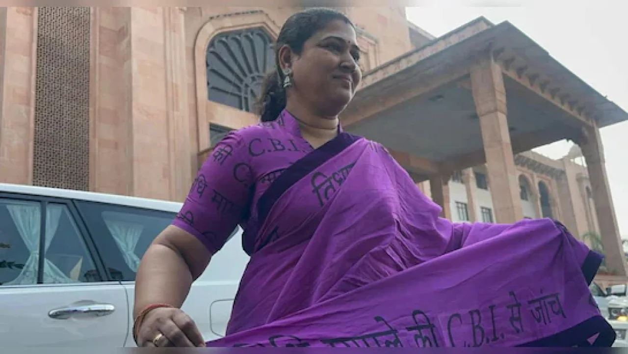 CBI जांच की मांग: विधायक निधि विवाद में साड़ी पर संदेश लिखकर विधानसभा पहुंचीं ऋतु बनावत
