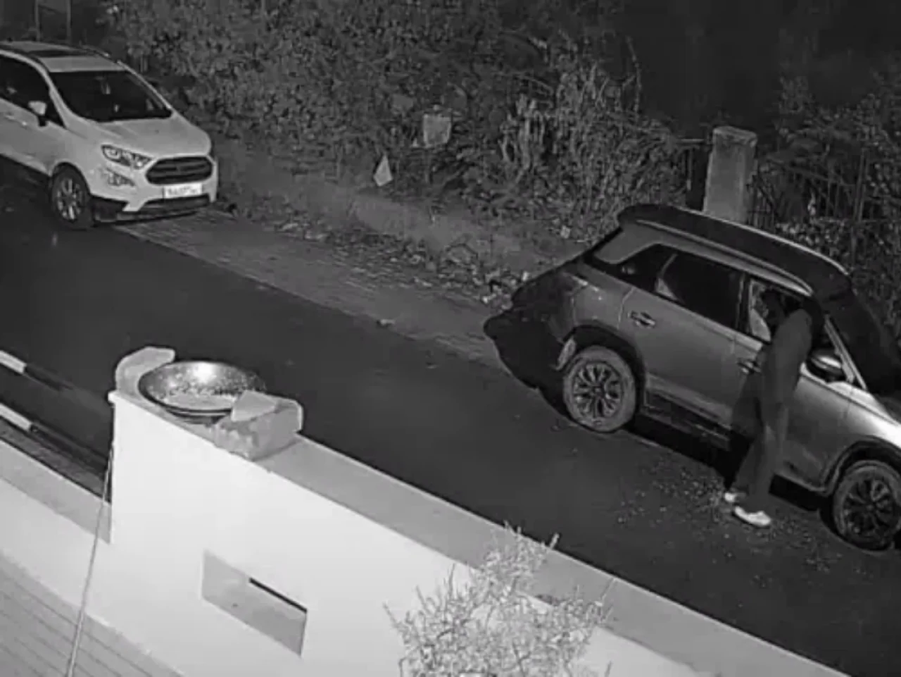 अलवर में सायरन की गूंज से भागे नकाबपोश चोर: कार चोरी की नाकाम कोशिश, 10 हजार रुपए और कागजात लूटे