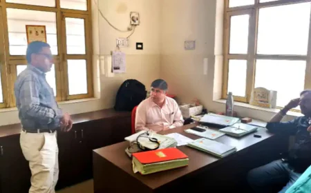 जैसलमेर CMHO डॉ. पालीवाल का अस्पतालों में औचक निरीक्षण, योजनाओं के भुगतान में देरी पर दिखाई सख्ती।
