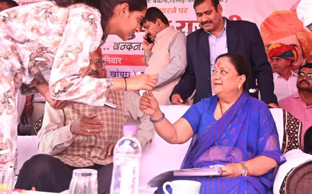 सत्ता की 'धाक' पर भारी पड़ीं अपनों की यादें: मंच पर फूट-फूटकर रो पड़ीं वसुंधरा राजे, कहा- "ये दल का नहीं, दिल का रिश्ता है"