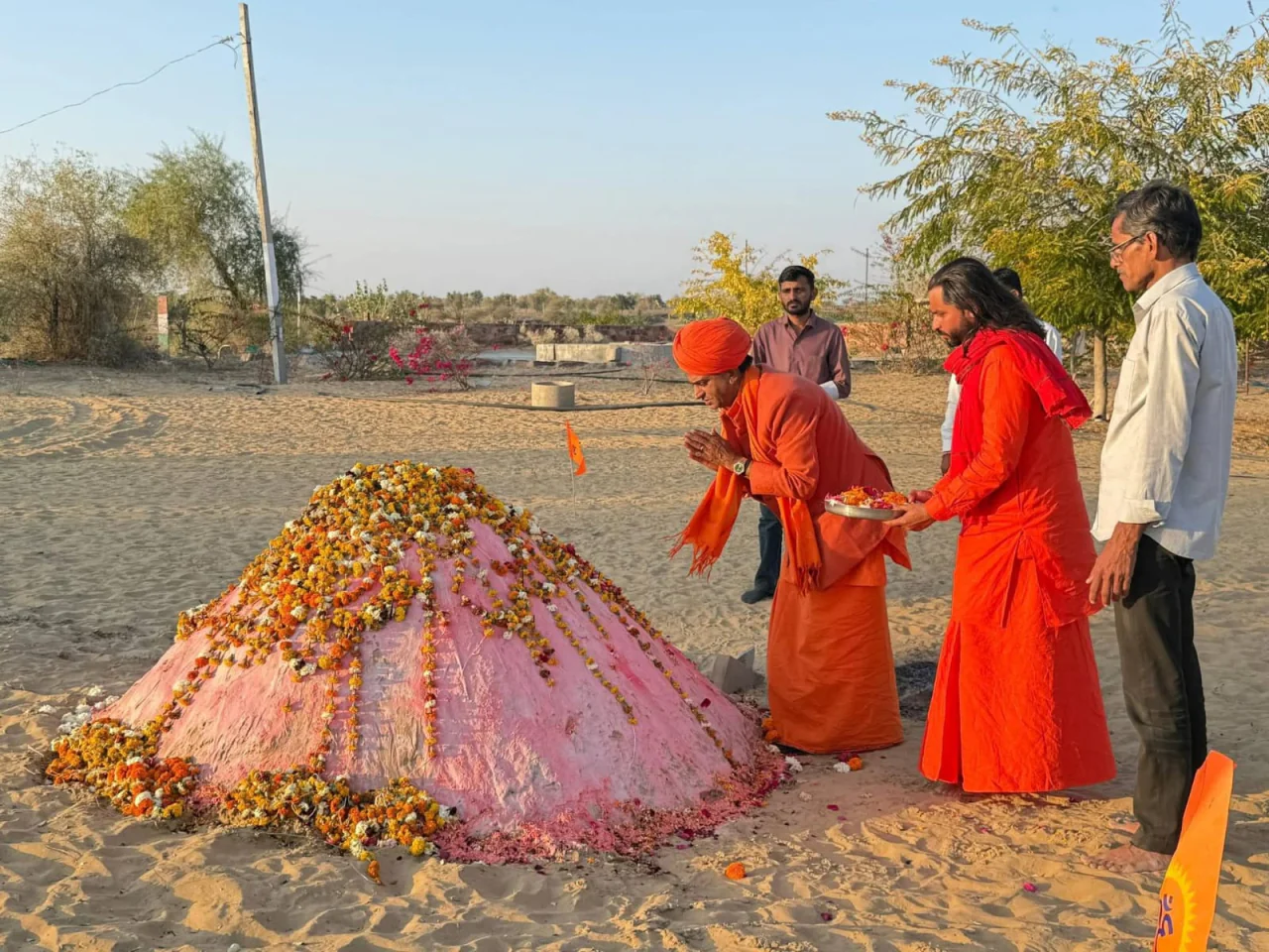 प्रेम बाईसा की समाधि पर पहुंचे पोकरण विधायक महंत प्रताप पूरी