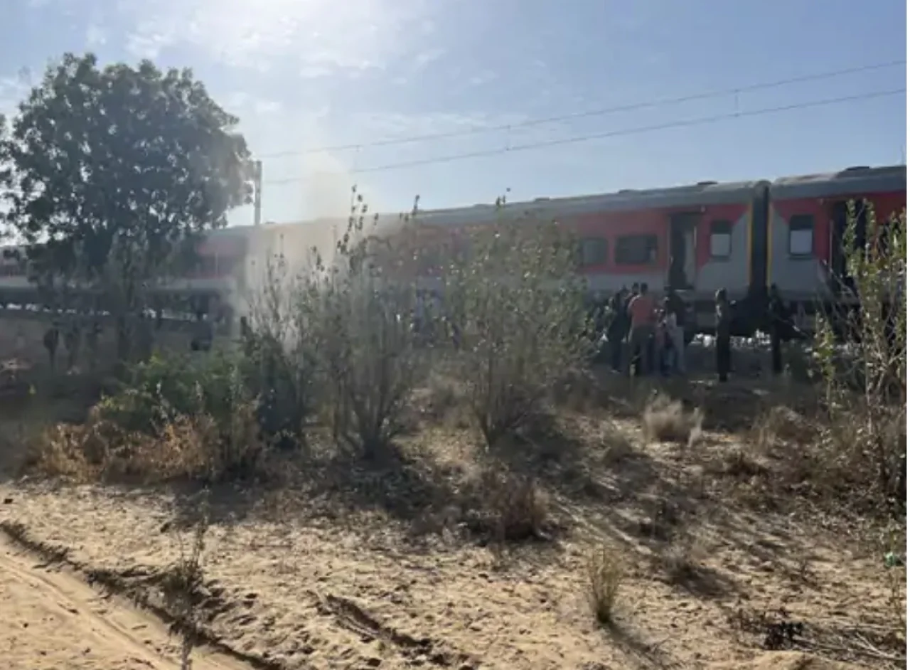 स्वर्ण नगरी एक्सप्रेस में पहियों के पास लगी आग, पायलट की सतर्कता से टला बड़ा हादसा