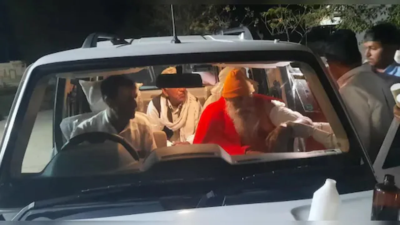 CM से मिलकर लौट रहे स्वामी रामानंद महाराज की कार पलटी, नीलगाय बचाने में हुआ हादसा