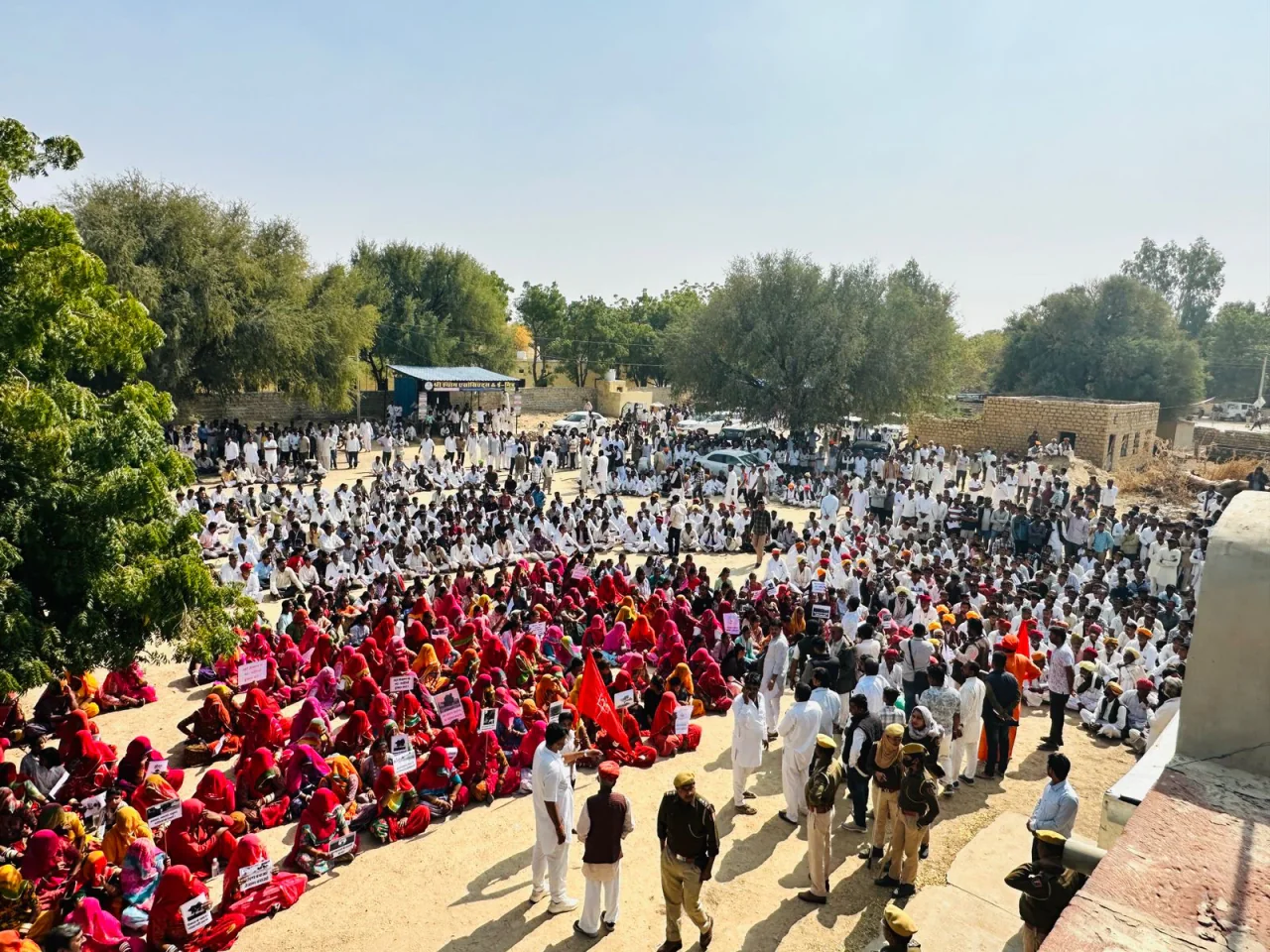 जैसलमेर के रामगढ़ में सोलर कंपनी को जमीन आवंटन पर भड़के ग्रामीण, ओरण-गोचर बचाने सड़कों पर उतरे लोग