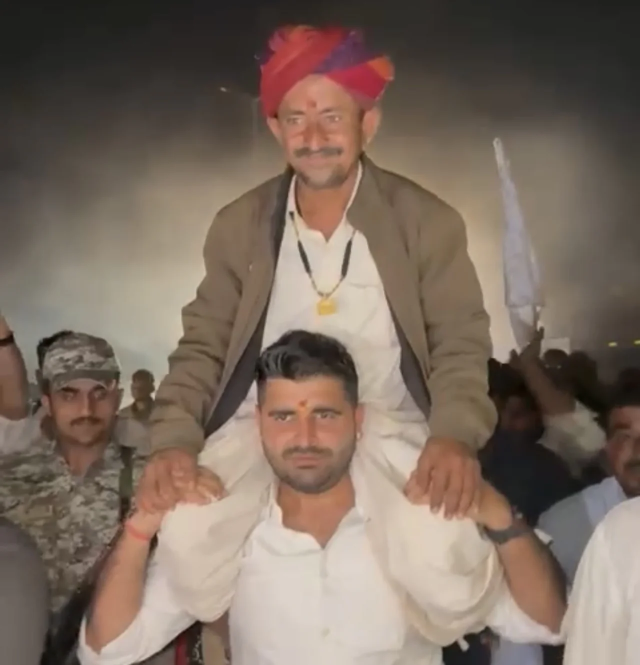 ओरण बचाओ पदयात्रा में विधायक रविंद्र भाटी का अनोखा समर्थन, आख़िर कौन है वो सख्स जिसे विधायक रविंद्र भाटी ने बिठाया कंधों पर