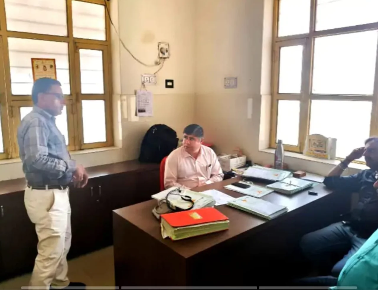 जैसलमेर CMHO डॉ. पालीवाल का अस्पतालों में औचक निरीक्षण, योजनाओं के भुगतान में देरी पर दिखाई सख्ती।