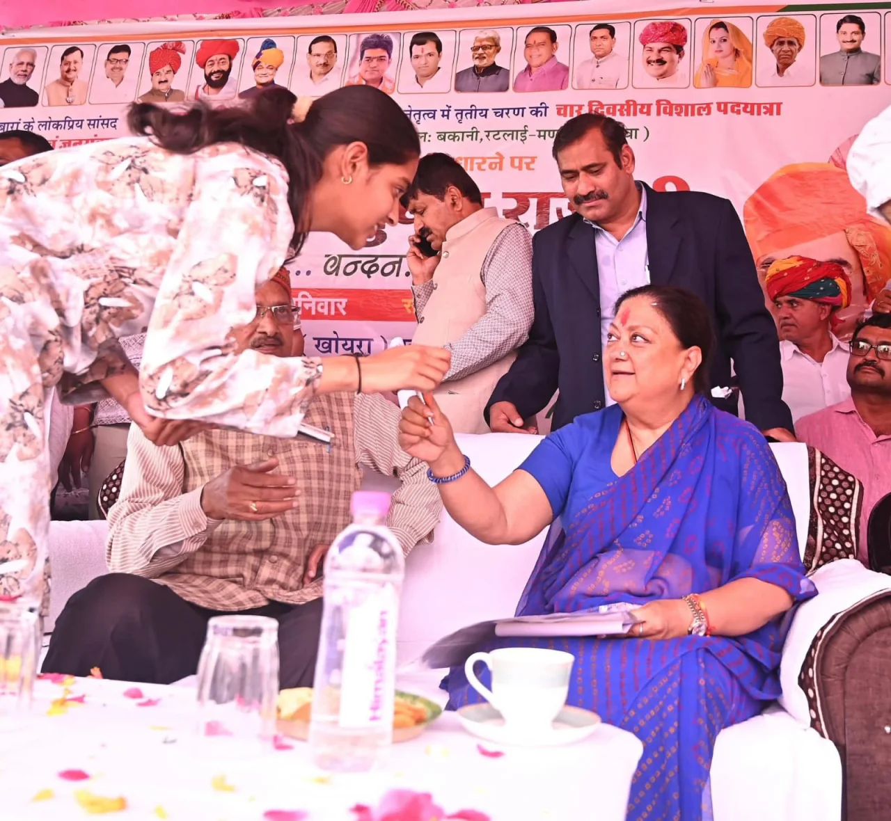 सत्ता की 'धाक' पर भारी पड़ीं अपनों की यादें: मंच पर फूट-फूटकर रो पड़ीं वसुंधरा राजे, कहा- "ये दल का नहीं, दिल का रिश्ता है"