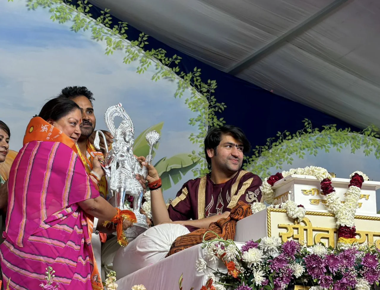 बागेश्वर बाबा से मिलने के लिए ढाई घंटे करना पड़ा वसुंधरा राजे को इंतज़ार, फिर एक घंटे हुई बातचीत