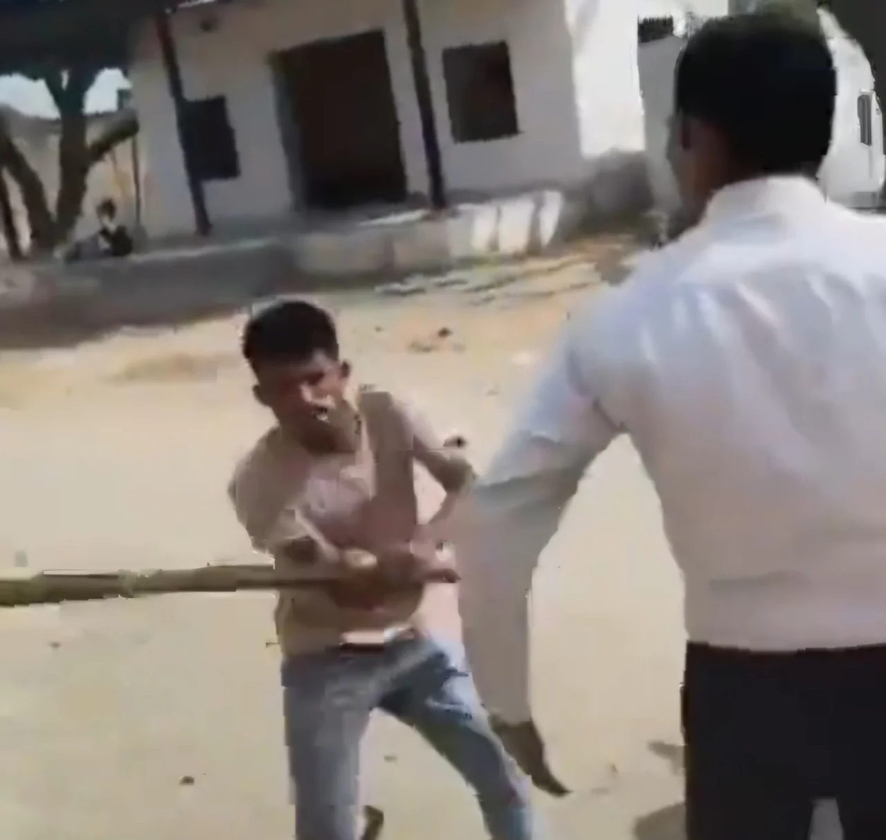 श्रीडूंगरगढ़ के कुनपालसर स्कूल में प्रधानाचार्य पर लाठी से हमला, वीडियो वायरल