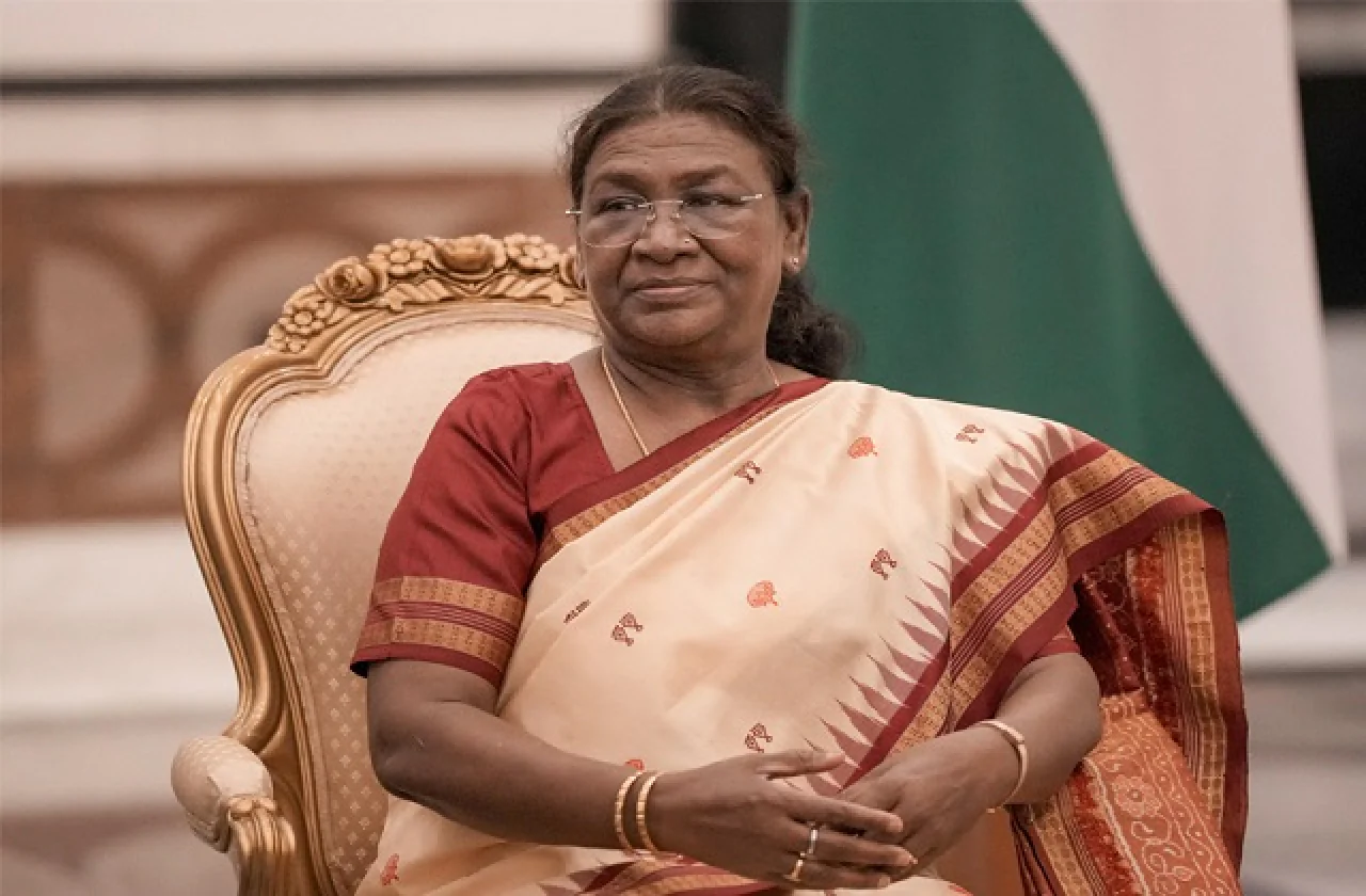 महामहिम राष्ट्रपति ने रचा नया कीर्तिमान, फाइटर हेलीकॉप्टर प्रचंड की बतौर को-पायलट बन उड़ान भरने वाली देश की पहली राष्ट्रपति।