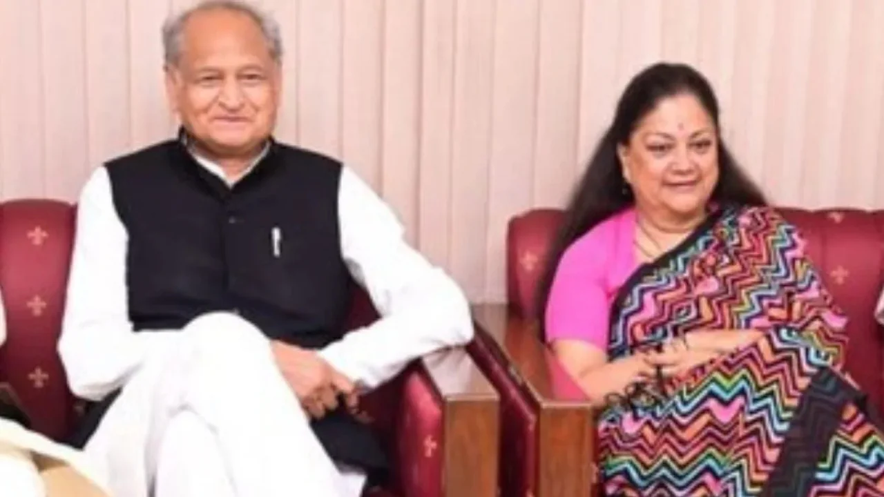 फाइल फोटो:- पूर्व मुख्यमंत्री अशोक गहलोत और पूर्व मुख्यमंत्री वसुंधरा राजे 