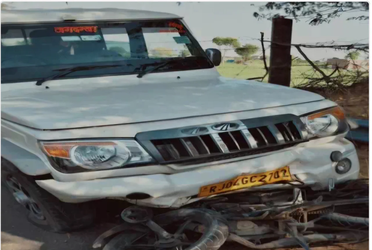 बोलेरो कैंपर ने बाइक सवार को 100 मीटर तक घसीटा, युवक की मौके पर मौत